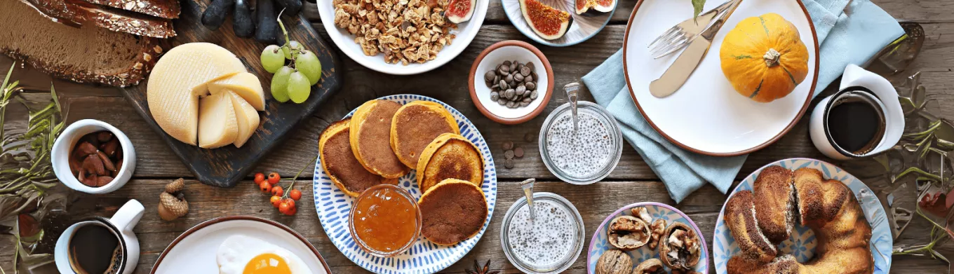 Brunch avec pancakes, croissants, fromage, yaourt, café, jus... au Luxembourg avec Pluxee