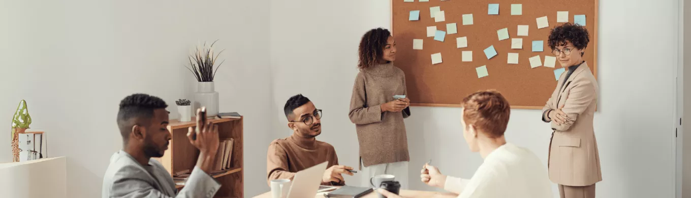 Une réunion d'employés d'une entreprise qui discutent du développement d'une stratégie RSE au Luxembourg