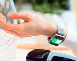 Paiement sans contact avec une carte virtuelle Pluxee via une montre connectée dans un restaurant au Luxembourg